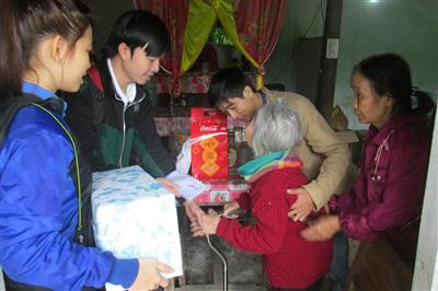 Tặng Quà Cho Người Già Neo Đơn Tại Quảng Nam Năm 2015
